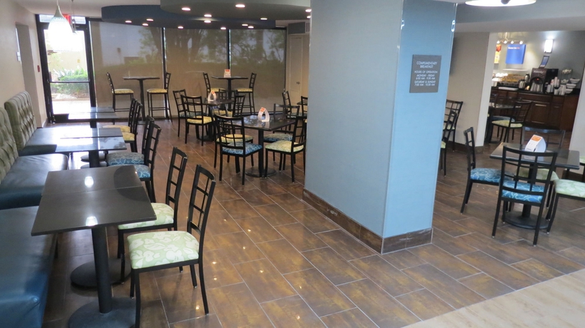 Imagen del bar/restaurante del Hotel Comfort Inn University, Wilmington NC. Foto 10