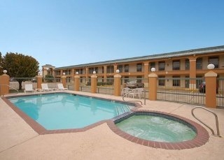 Imagen de la piscina del Hotel Comfort Inn West/energy Corridor. Foto 3