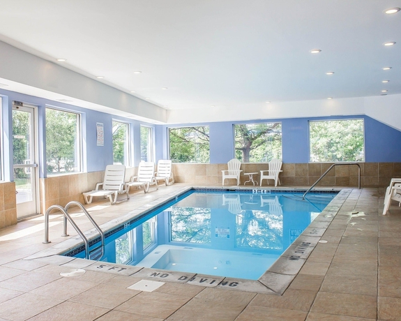 Imagen de la piscina del Hotel Comfort Inn Wethersfield - Hartford. Foto 19