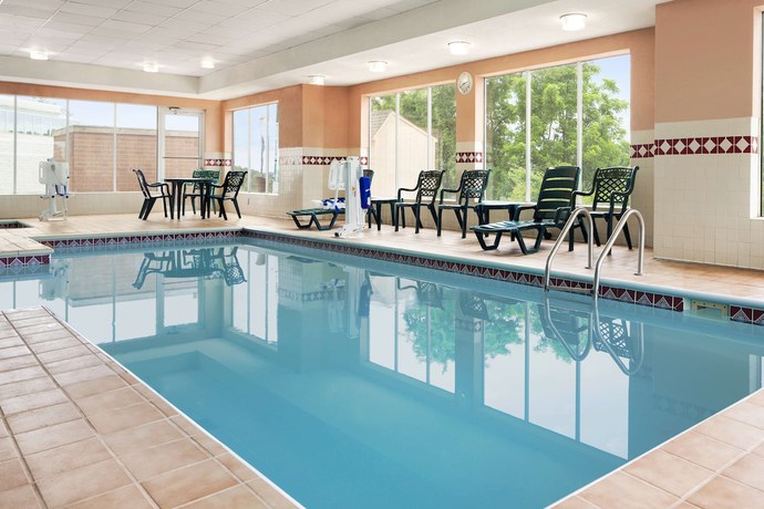 Imagen de la piscina del Hotel Comfort Inn & Suites Cuyahoga Falls - Akron. Foto 14