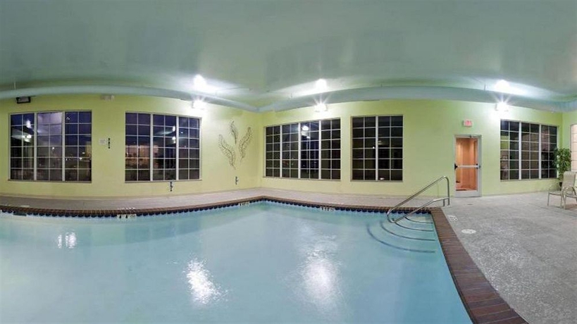 Imagen de la piscina del Hotel Comfort Inn & Suites Memphis Germantown. Foto 16
