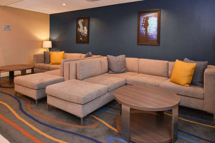 Imagen de los interiores del Hotel Comfort Inn & Suites New Orleans Airport North. Foto 19