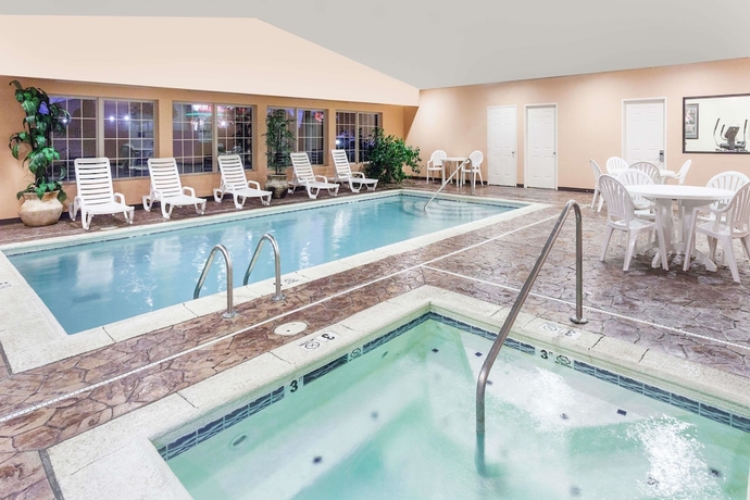 Imagen de la piscina del Hotel Comfort Inn & Suites Shelbyville. Foto 18