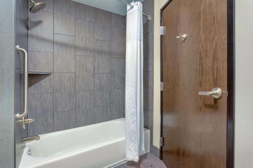 Imagen de la habitación del Hotel Comfort Inn & Suites Tualatin - Lake Oswego South. Foto 7