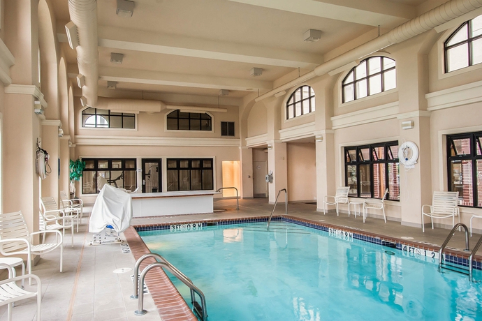 Imagen de la piscina del Hotel Comfort Inn and Suites Airport - American Way. Foto 15