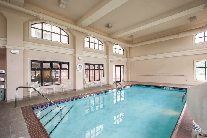 Imagen de la piscina del Hotel Comfort Inn and Suites Airport - American Way. Foto 16