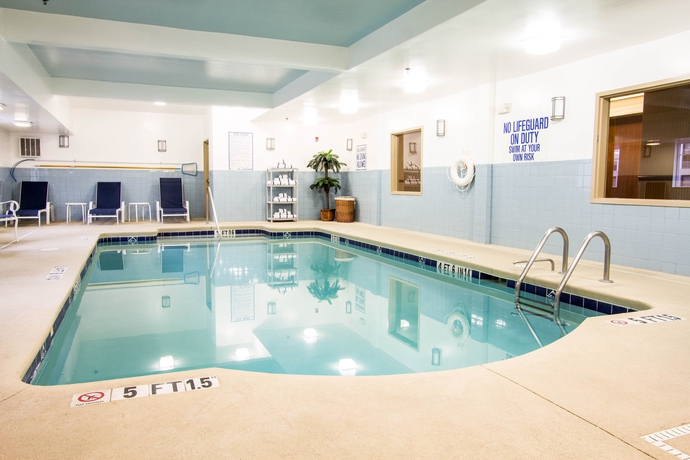 Imagen de la piscina del Hotel Comfort Inn and Suites Airport Convention Center. Foto 16