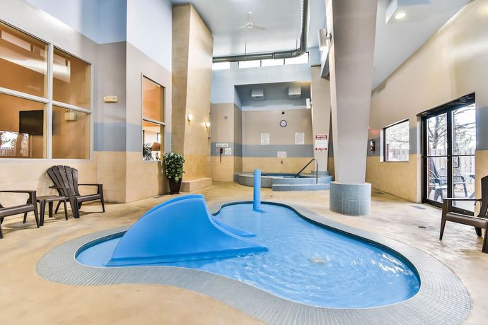 Imagen de la piscina del Hotel Comfort Inn and Suites Ambassador Bridge. Foto 17