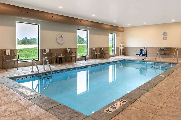 Imagen de la piscina del Hotel Comfort Inn and Suites Ames near ISU Campus. Foto 19
