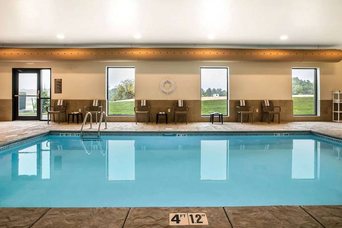 Imagen de la piscina del Hotel Comfort Inn and Suites Ames near ISU Campus. Foto 20