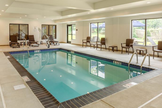 Imagen de la piscina del Hotel Comfort Inn and Suites Amish Country. Foto 19