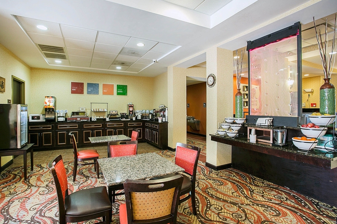 Imagen del bar/restaurante del Hotel Comfort Inn and Suites Augusta West Near Fort Eisenhower. Foto 3