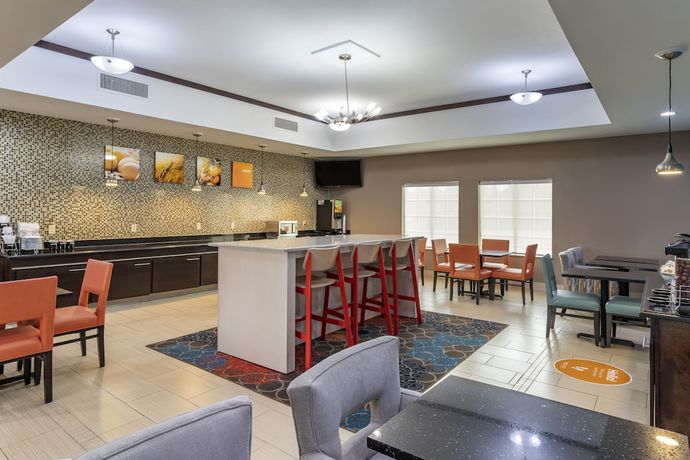 Imagen del bar/restaurante del Hotel Comfort Inn and Suites, Cleveland . Foto 3