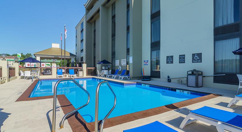 Imagen de la piscina del Hotel Comfort Inn and Suites Durham Near Duke University. Foto 11