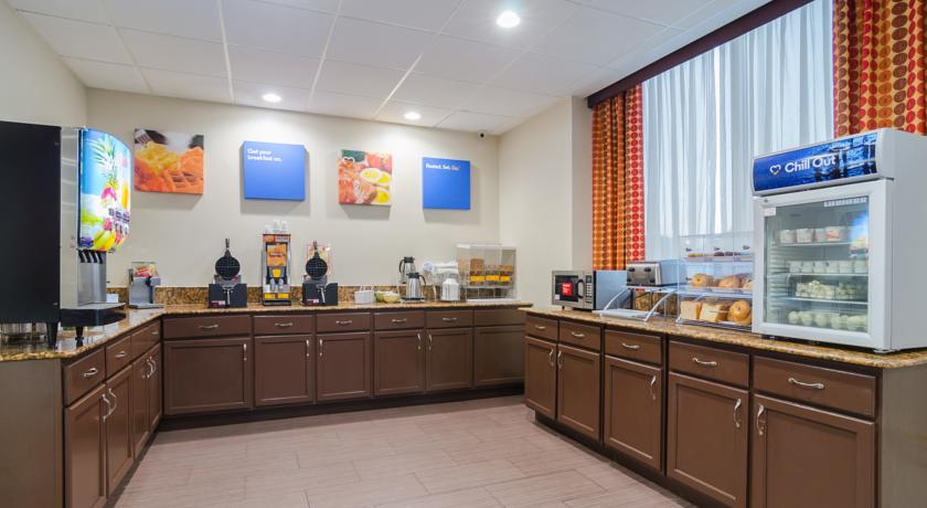 Imagen del bar/restaurante del Hotel Comfort Inn and Suites Durham Near Duke University. Foto 4