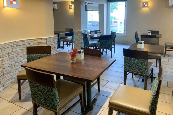 Imagen del bar/restaurante del Hotel Comfort Inn and Suites East Hartford - Hartford. Foto 2