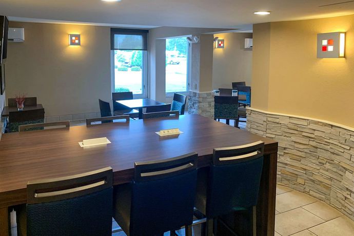 Imagen del bar/restaurante del Hotel Comfort Inn and Suites East Hartford - Hartford. Foto 4