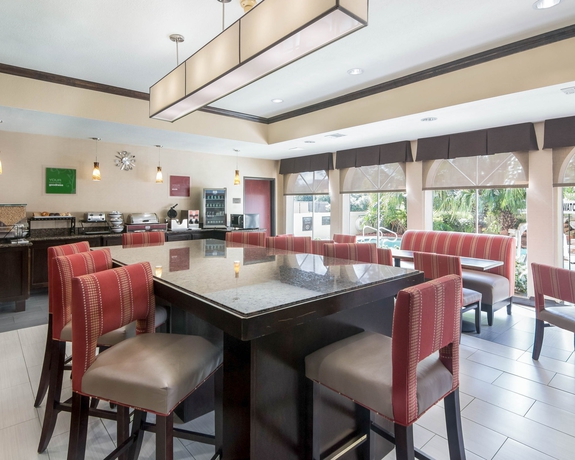 Imagen del bar/restaurante del Hotel Comfort Inn and Suites Fm1960-champions. Foto 5
