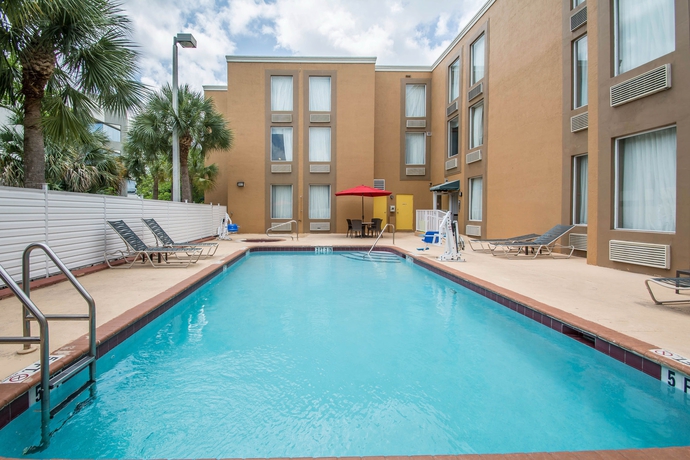 Imagen de la piscina del Hotel Comfort Inn and Suites Fort Lauderdale West Turnpike. Foto 11