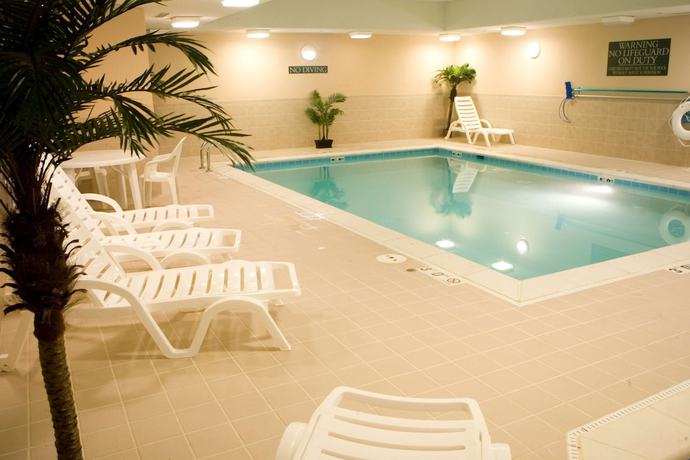 Imagen de la piscina del Hotel Comfort Inn and Suites Hampton Near Coliseum. Foto 11