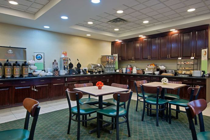 Imagen del bar/restaurante del Hotel Comfort Inn and Suites Hampton Near Coliseum. Foto 3