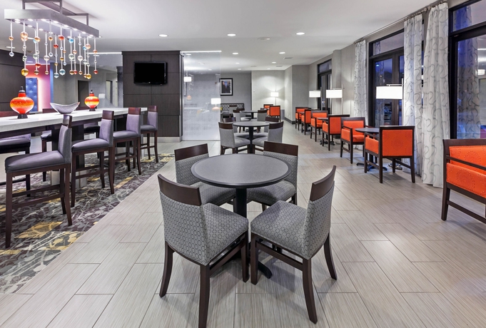 Imagen del bar/restaurante del Hotel Comfort Inn and Suites Irving Las Colinas DFW. Foto 3