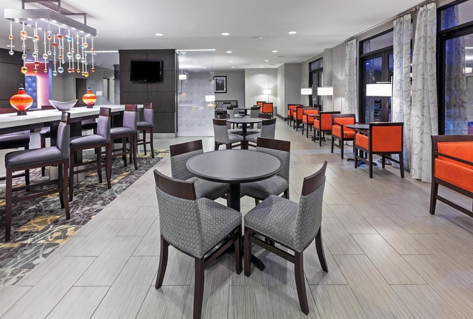 Imagen del bar/restaurante del Hotel Comfort Inn and Suites Irving Las Colinas DFW. Foto 4