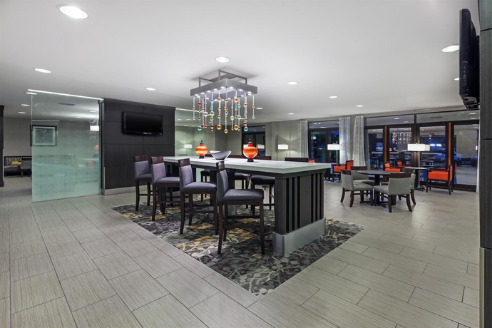 Imagen del bar/restaurante del Hotel Comfort Inn and Suites Irving Las Colinas DFW. Foto 5