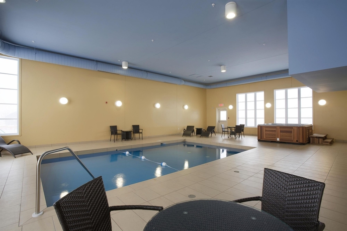 Imagen de la piscina del Hotel Comfort Inn and Suites Levis / Rive Sud Quebec City. Foto 12