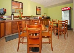 Imagen del bar/restaurante del Hotel Comfort Inn and Suites Levittown. Foto 2