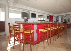 Imagen del bar/restaurante del Hotel Comfort Inn and Suites Levittown. Foto 3