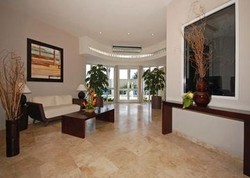 Imagen de los interiores del Hotel Comfort Inn and Suites Levittown. Foto 14