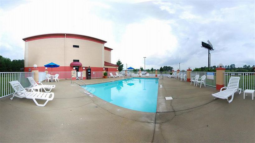Imagen de la piscina del Hotel Comfort Inn and Suites Lincoln I-20. Foto 16