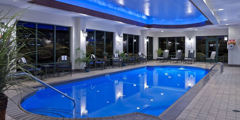 Imagen de la piscina del Hotel Comfort Inn and Suites Logan International Airport. Foto 13