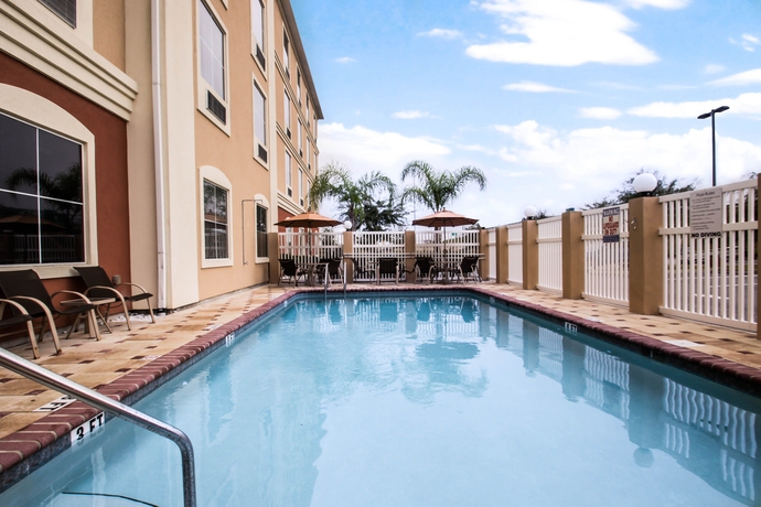 Imagen de la piscina del Hotel Comfort Inn and Suites Maingate South. Foto 5