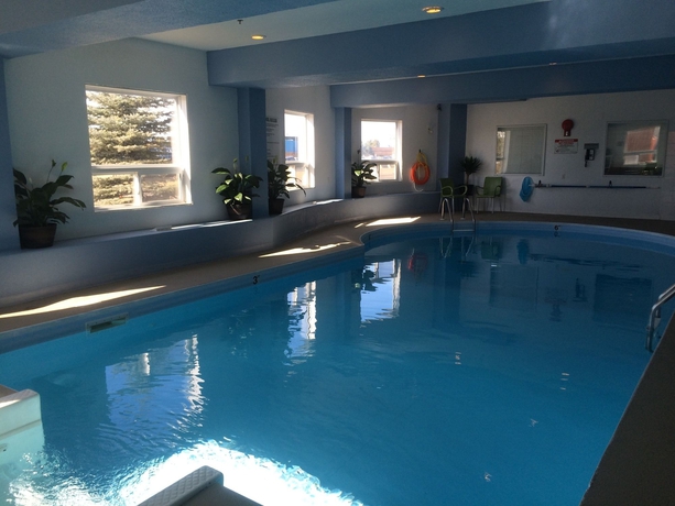 Imagen de la piscina del Hotel Comfort Inn and Suites Medicine Hat. Foto 15