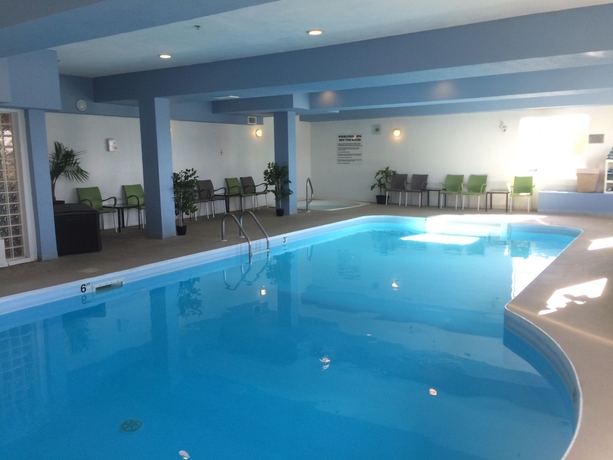 Imagen de la piscina del Hotel Comfort Inn and Suites Medicine Hat. Foto 16