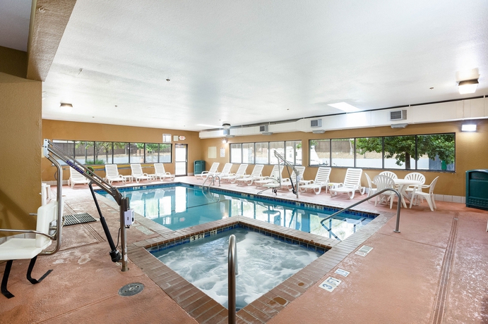 Imagen de la piscina del Hotel Comfort Inn and Suites Near Medical Center. Foto 16