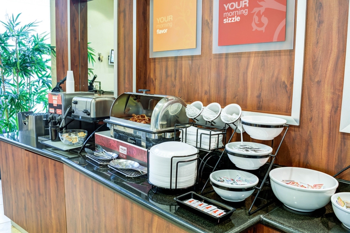 Imagen del bar/restaurante del Hotel Comfort Inn and Suites Near Universal - N. Hollywood - Burbank. Foto 3