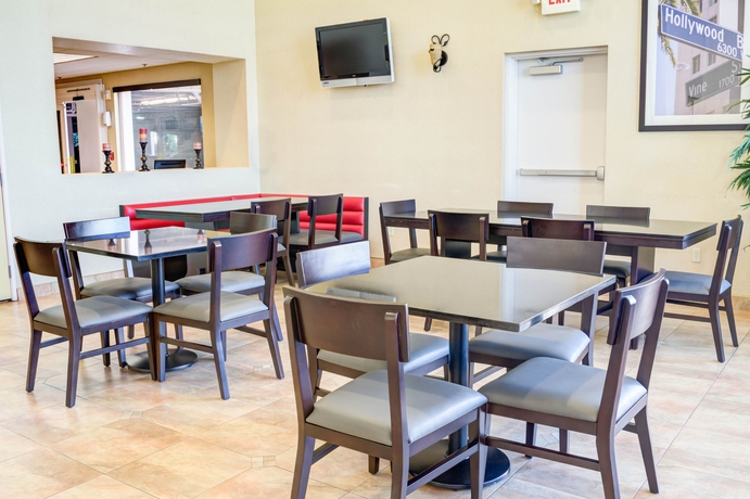 Imagen del bar/restaurante del Hotel Comfort Inn and Suites Near Universal - N. Hollywood - Burbank. Foto 4