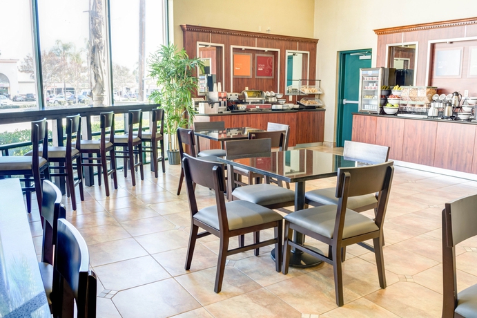 Imagen del bar/restaurante del Hotel Comfort Inn and Suites Near Universal - N. Hollywood - Burbank. Foto 5