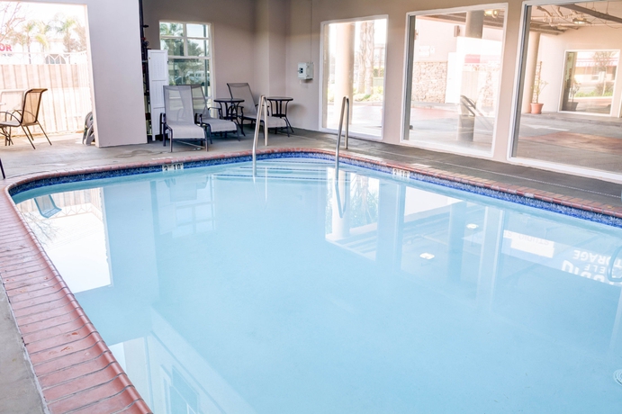 Imagen de la piscina del Hotel Comfort Inn and Suites Near Universal - N. Hollywood - Burbank. Foto 16
