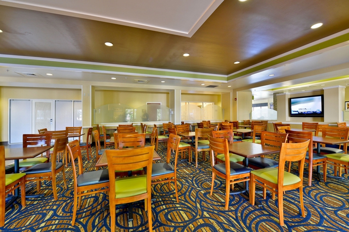 Imagen del bar/restaurante del Hotel Comfort Inn and Suites Near Universal Orlando Resort - Convention Ctr. Foto 3