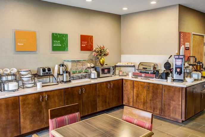 Imagen del bar/restaurante del Hotel Comfort Inn and Suites North Greenfield. Foto 2