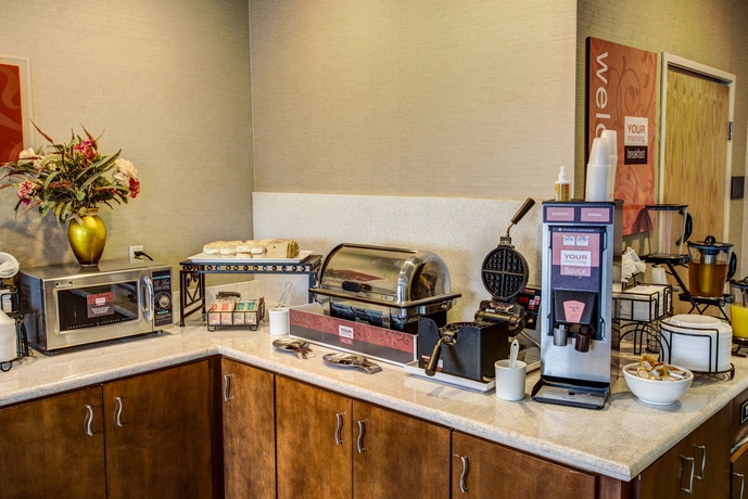 Imagen del bar/restaurante del Hotel Comfort Inn and Suites North Greenfield. Foto 3