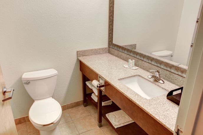 Imagen de la habitación del Hotel Comfort Inn and Suites North Greenfield. Foto 9