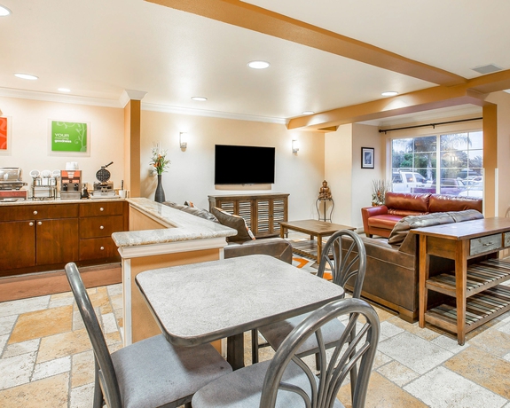 Imagen del bar/restaurante del Hotel Comfort Inn and Suites Of Salinas. Foto 4