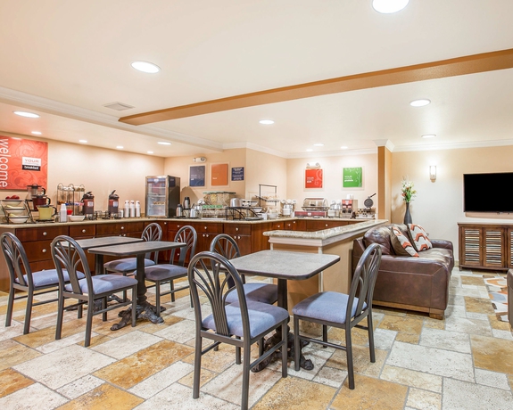 Imagen del bar/restaurante del Hotel Comfort Inn and Suites Of Salinas. Foto 7
