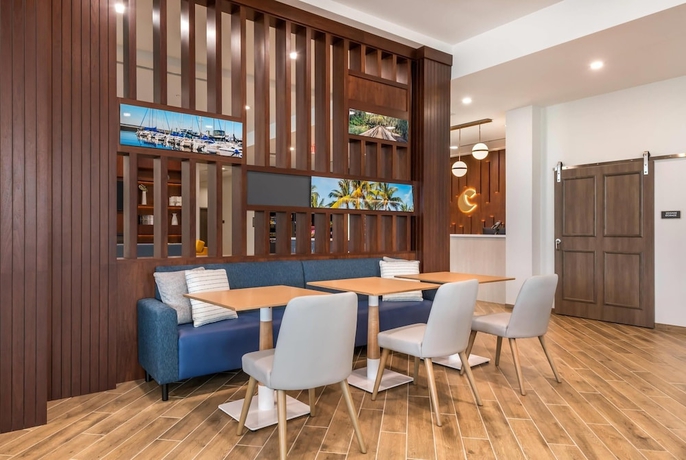 Imagen de los interiores del Hotel Comfort Inn and Suites Orlando Sanford Airport. Foto 15