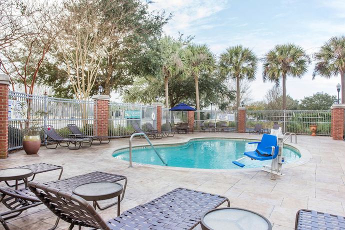 Imagen de la piscina del Hotel Comfort Inn and Suites Patriots Point. Foto 19